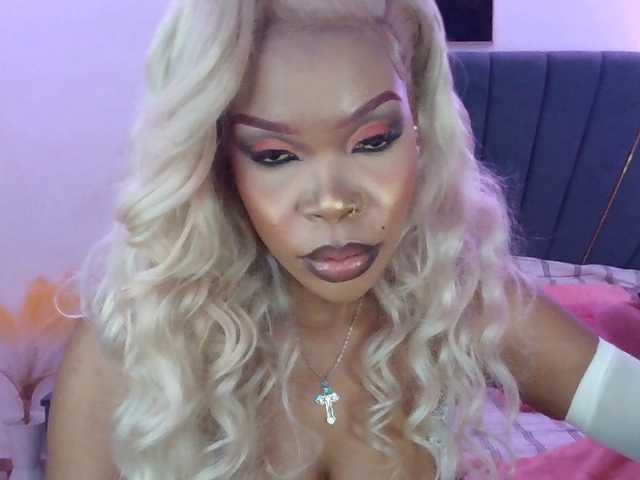 QueenB2 live cam on BongaCams