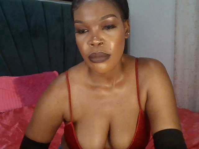 QueenB2 live webcam show
