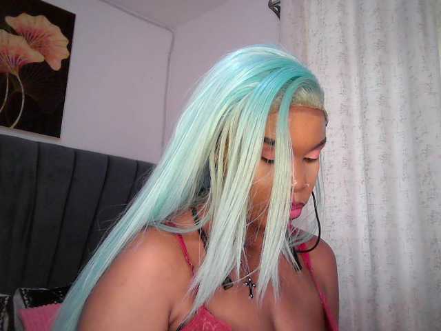QueenB2 live cam on BongaCams