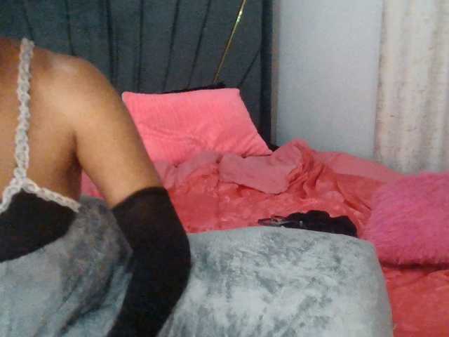 QueenB2 live webcam show