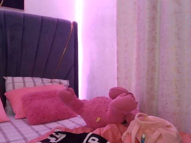 QueenB2 live cam on BongaCams