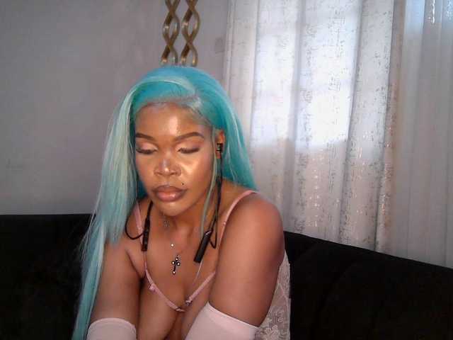 QueenB2 live cam on BongaCams