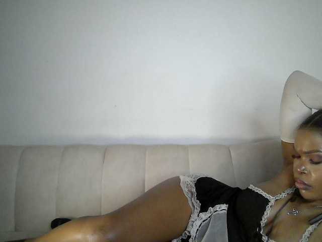QueenB2 live cam on BongaCams