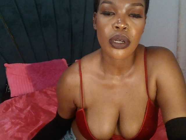 QueenB2 live cam on BongaCams