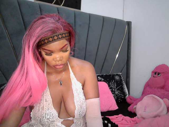 QueenB2 webcam bongacams model stream image