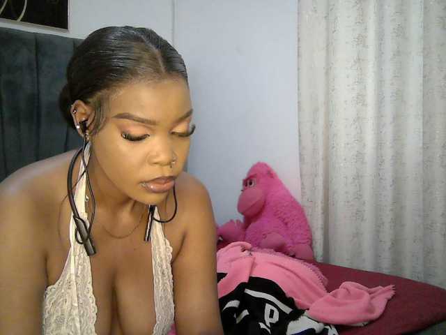 QueenB2, en directo ahora en BongaCams