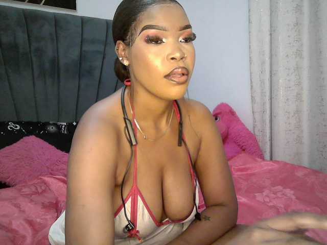 QueenB2, en vivo ahora en BongaCams
