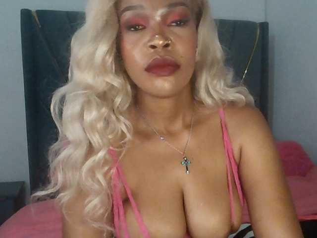 QueenB2 live cam on BongaCams