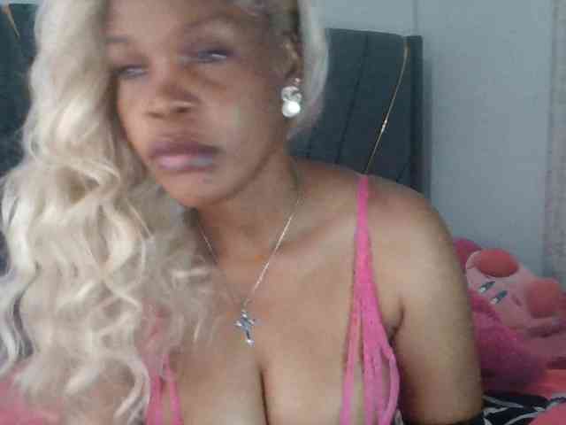 QueenB2 Live Webcam on BongaCams