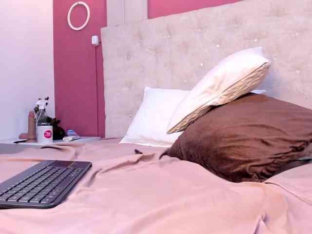 Violett-horny webcam