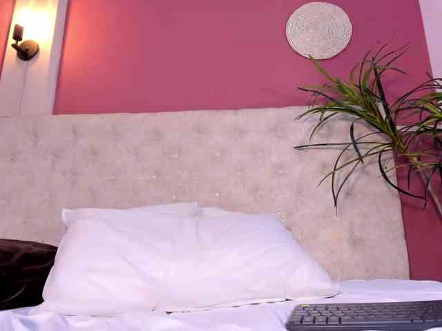 Violett-horny webcam