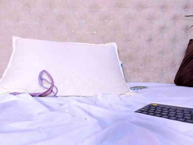 Violett-horny webcam