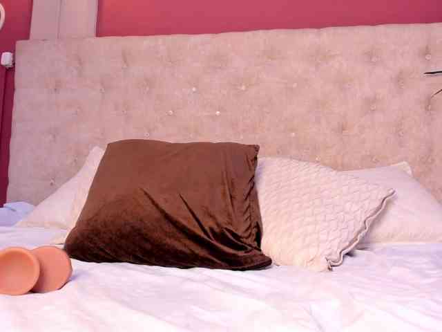 Violett-horny webcam