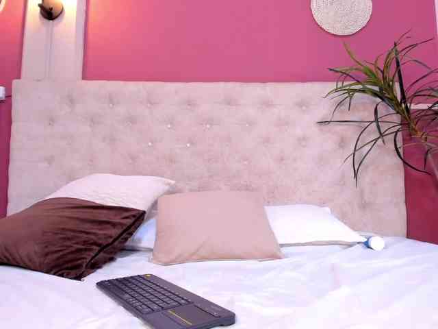 Violett-horny webcam
