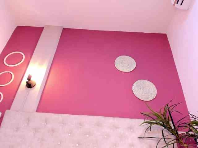 Violett-horny webcam