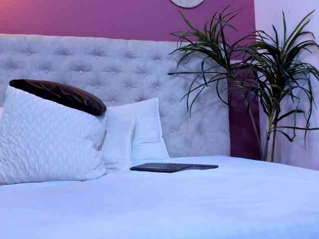 Violett-horny webcam