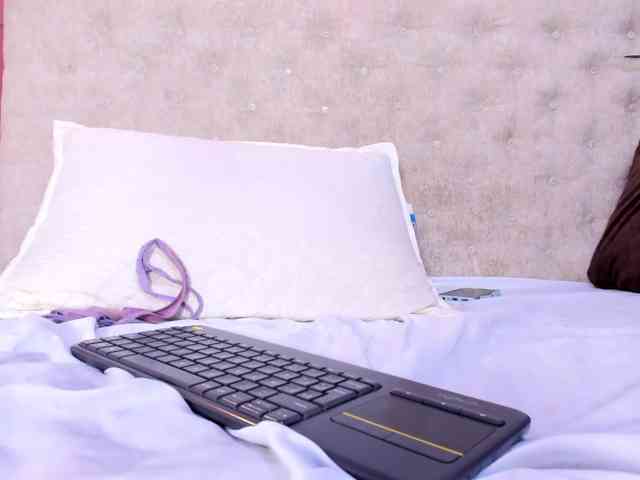 Violett-horny webcam
