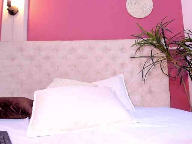 Violett-horny webcam