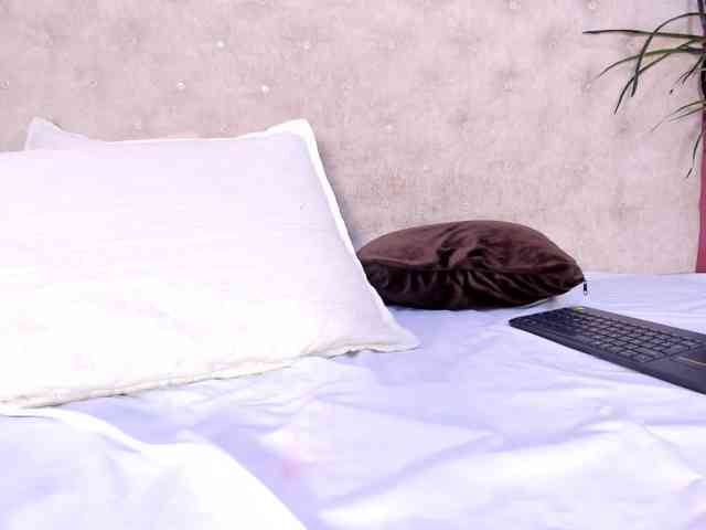 Violett-horny webcam