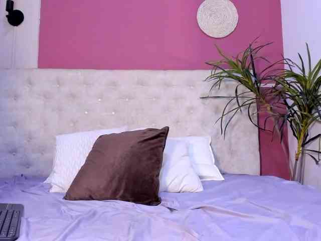 Violett-horny webcam