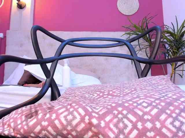 Violett-horny webcam
