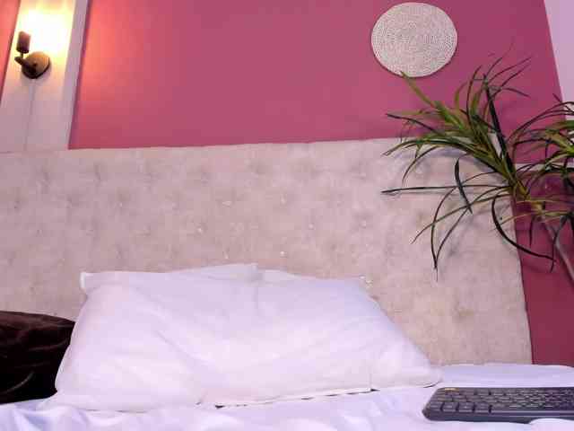 Violett-horny webcam