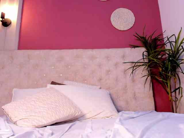 Violett-horny webcam