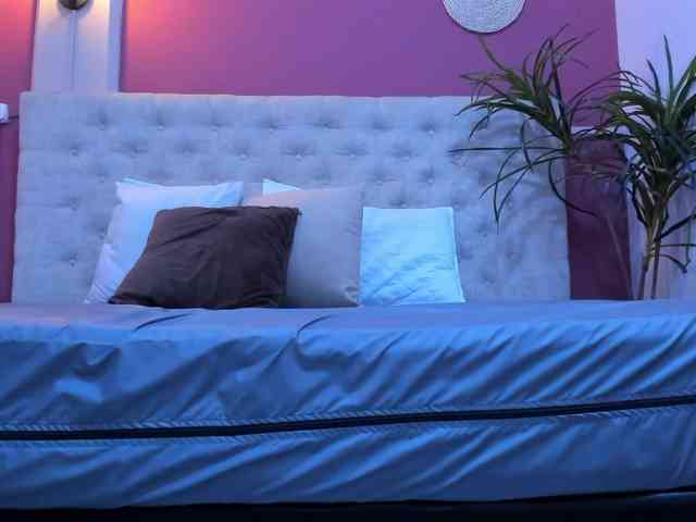 Violett-horny webcam
