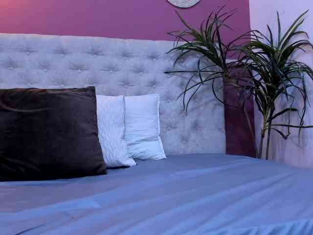 Violett-horny webcam