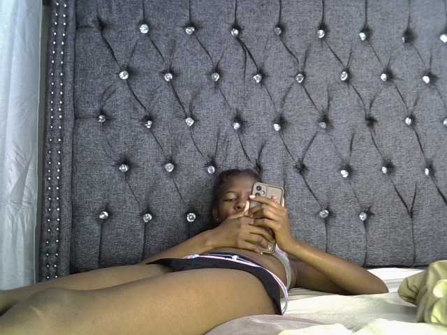Midnightmusee live cam on BongaCams