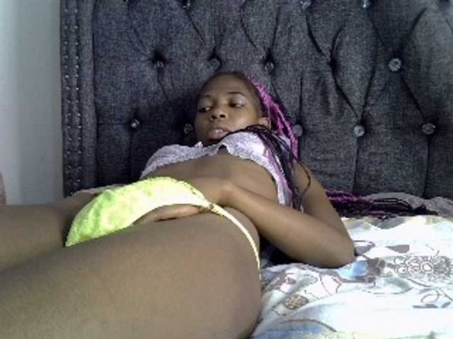 Midnightmusee live cam on BongaCams