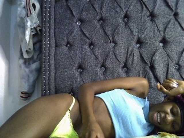 Midnightmusee live webcam show