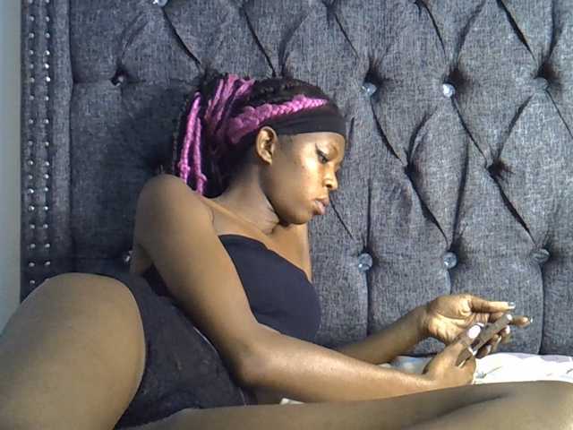 Midnightmusee live cam on BongaCams