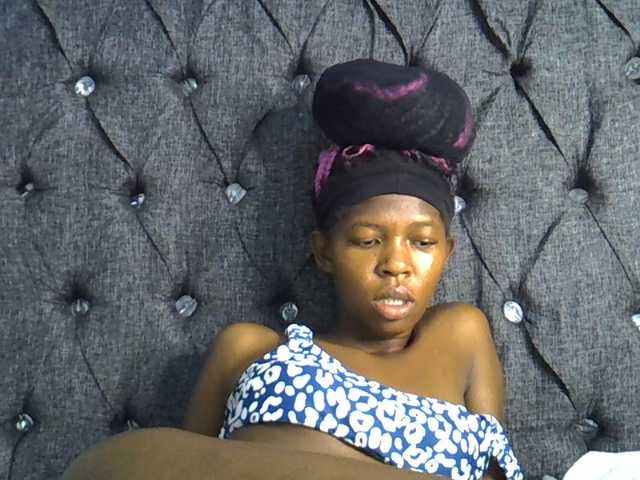 Midnightmusee live cam on BongaCams
