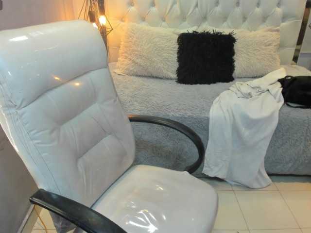 Zara-moon1 live cam on BongaCams