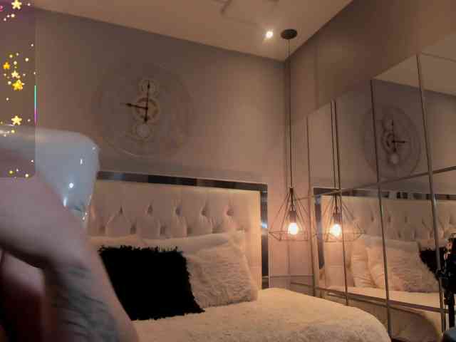 Zara-moon1 webcam