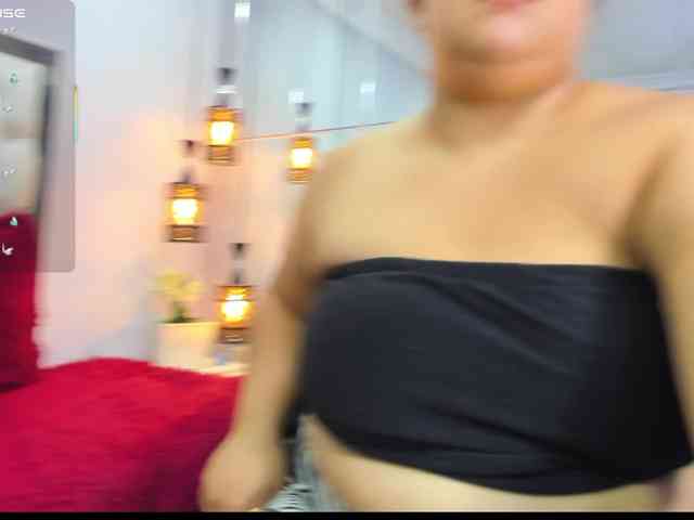 Zara-moon1 webcam