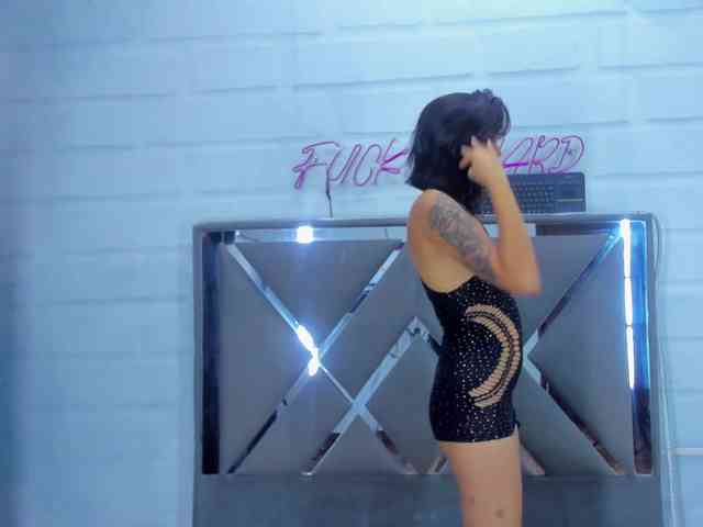 Trioofqueens's cam show statistics and live stream