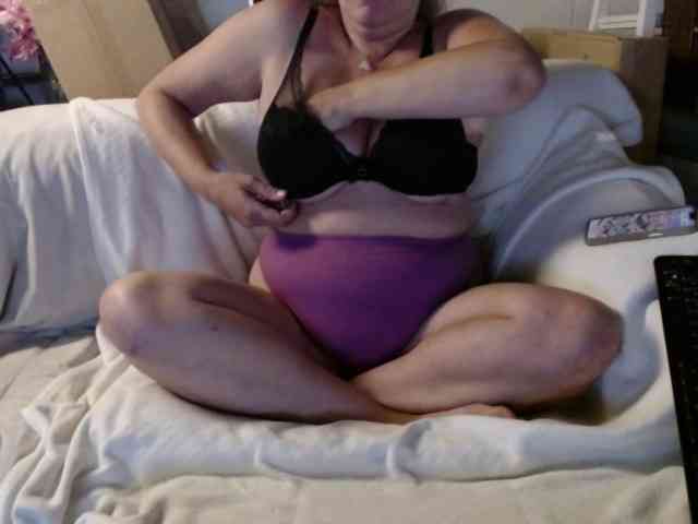 BeachyMilf webcam