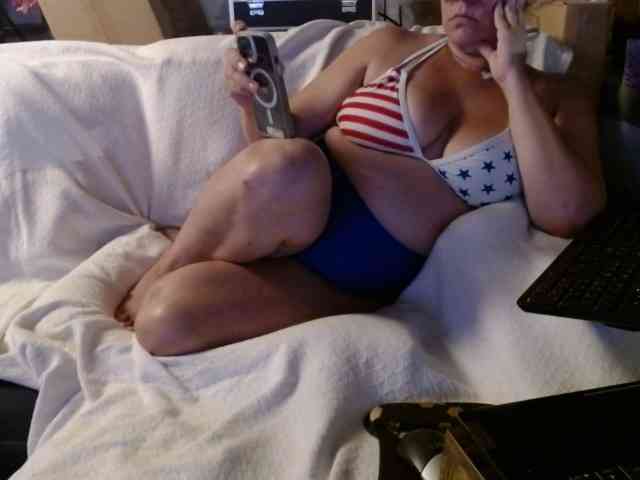 BeachyMilf webcam