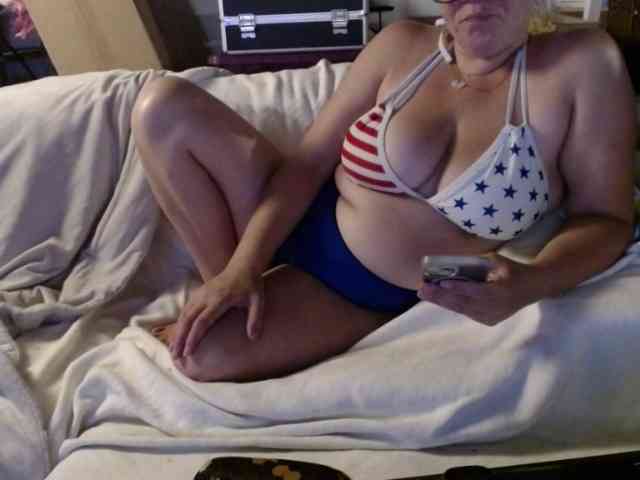 BeachyMilf webcam
