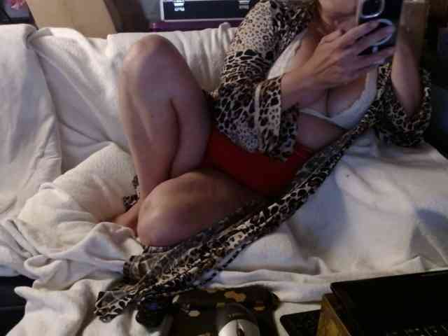 BeachyMilf webcam