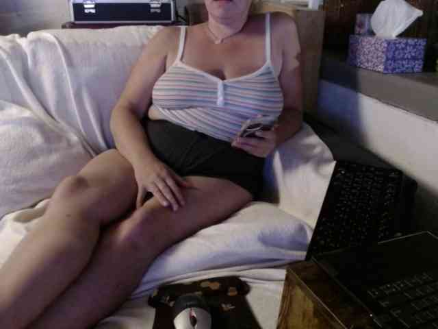 BeachyMilf webcam