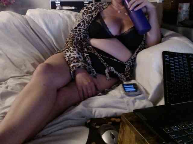 BeachyMilf webcam