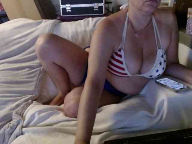 BeachyMilf webcam