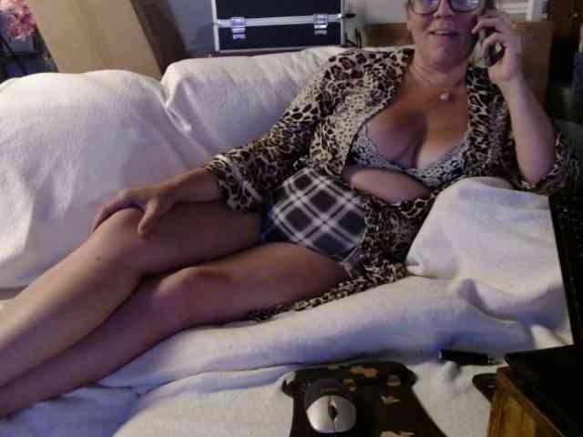 BeachyMilf webcam