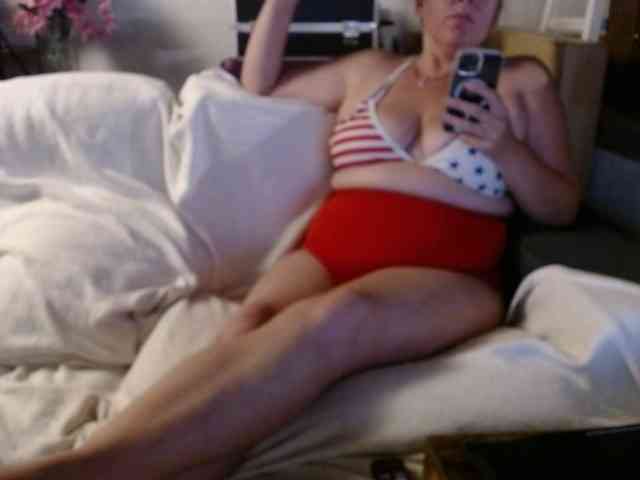 BeachyMilf webcam