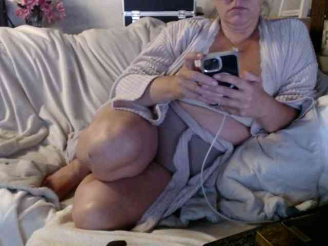 BeachyMilf webcam