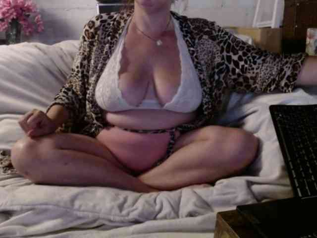 BeachyMilf webcam