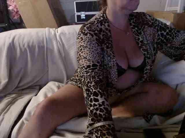 BeachyMilf webcam